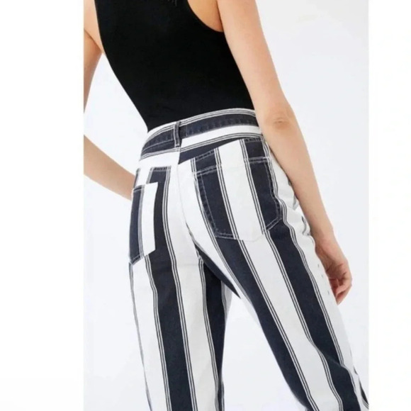 Urban Outfitters BDG Mom High Waisted Jeans 26 - Picture 4 of 16